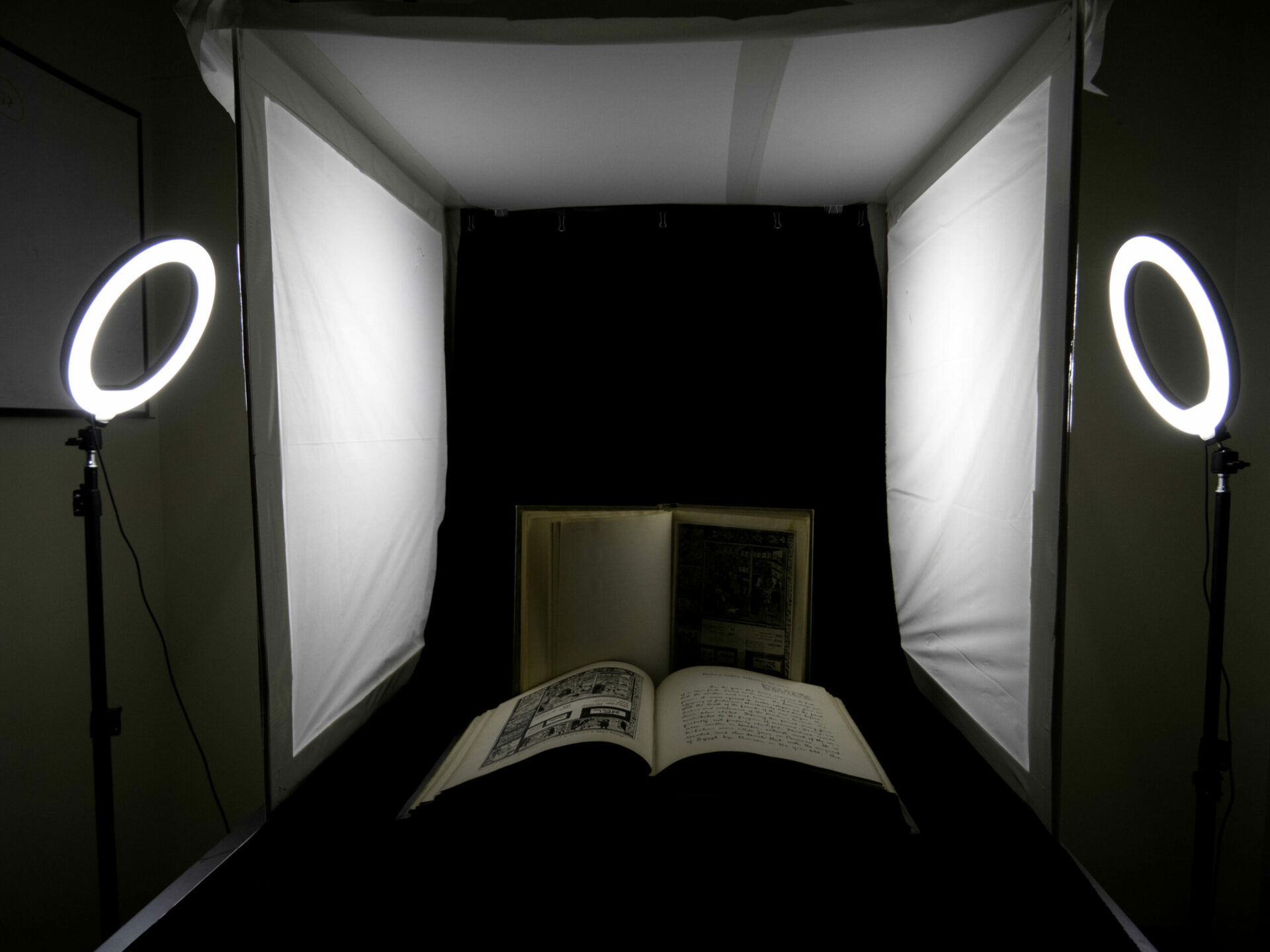 Un livre ouvert à l’intérieur d’un caisson lumineux