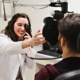 Un optométriste utilise ses outils pour vérifier les yeux d'un patient.