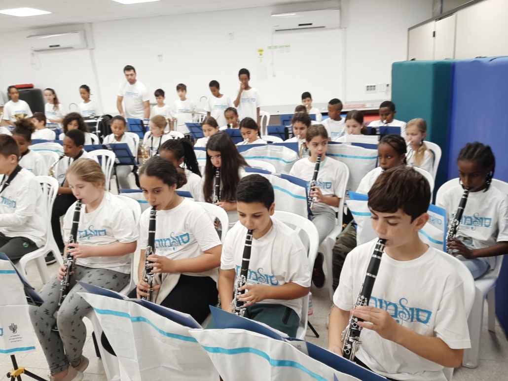 Sulamot students practicing clarinet.