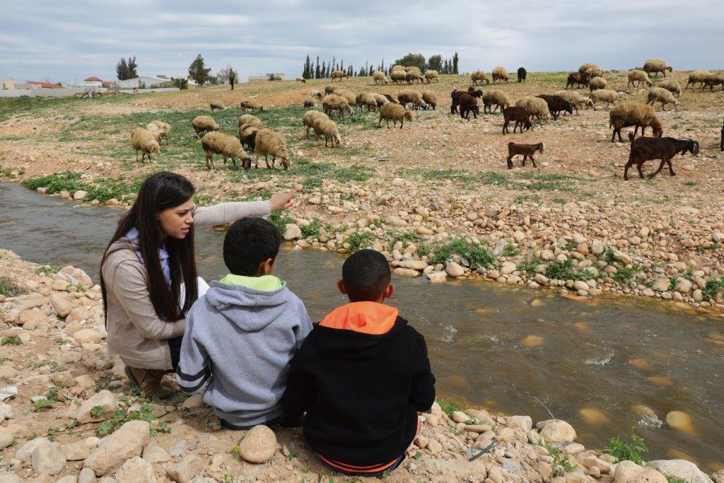 Wisam Sedawi, an Azrieli Graduate Studies Fellow, asks Bedouin students at the Abu Kaf School what they see.